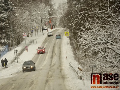 V Jablonci od rána hustě sněží, řidičům radí vůbec nevyjíždět