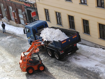 Nesněží, proto se odváží sníh z centra Jablonce