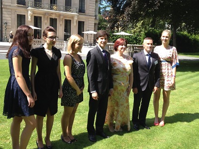 Studenti z Kateřinek u velvyslance USA, poté před libereckou radnicí