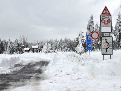 Silnice  ze Smědavy na Souš je stále uzavřená, leží na ní až 20 centimetrů sněhu