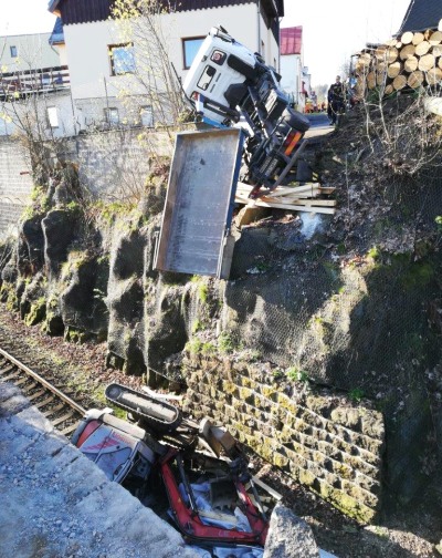 V jablonecké Horské ulici spadl bagr ze srázu. Naštěstí nikoho nezranil