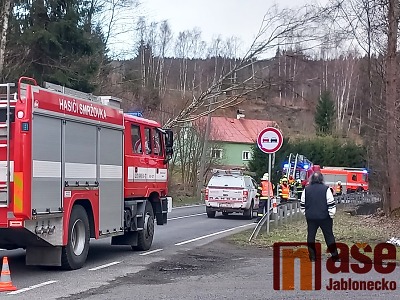 Kvůli spadlému stromu byla uzavřena silnice ze Smržovky do Tanvaldu