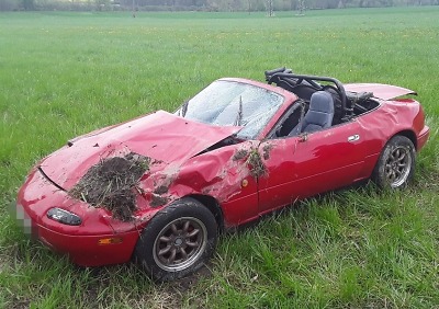 Sportovní kupé havarovalo u Hodkovic, řidiče odvezla záchranka