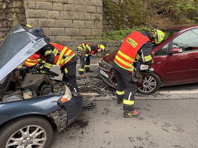 Ve Velkých Hamrech se srazila dvě auta, tři lidé vážně zranění