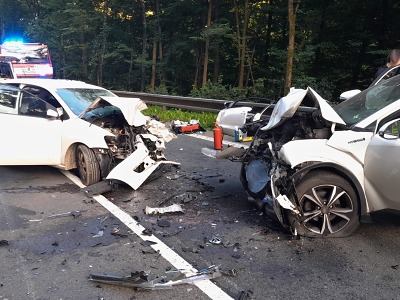 Po střetu dvou aut v Železném Brodě dva vážně zranění
