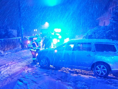 V Maršovicích se na sněhu srazila dvě auta