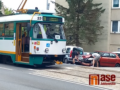 V Jablonci se srazila tramvaj s autem