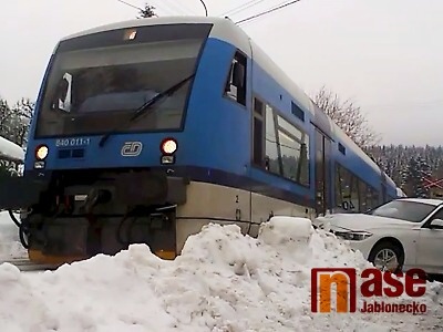Video: V Desné se srazil vlak s osobním autem