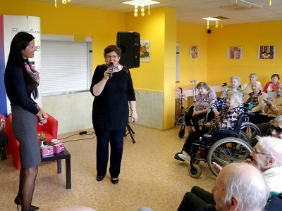 Spisovatelka Marie Formáčková potěšila seniory ve Velkých Hamrech