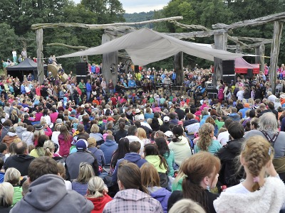 Prázdniny ve Šťastné zemi zahájí Kryštof, dokončena je i replika Trosek