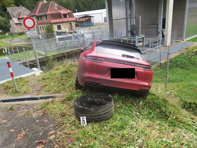 Policisté pronásledovali Jabloneckem řidiče s třemi odcizenými vozidly