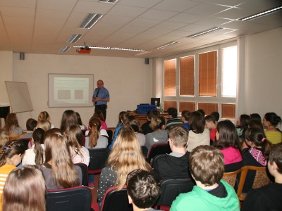 Jablonečtí strážníci přednášeli sedmákům o alkoholu a tabáku