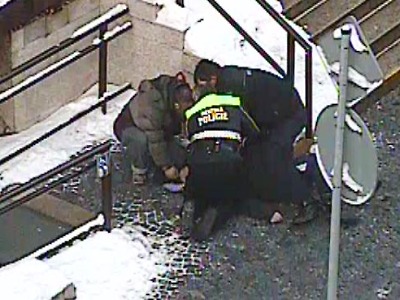 Strážníci úspěšně resuscitovali muže na ulici, po převozu bohužel zemřel