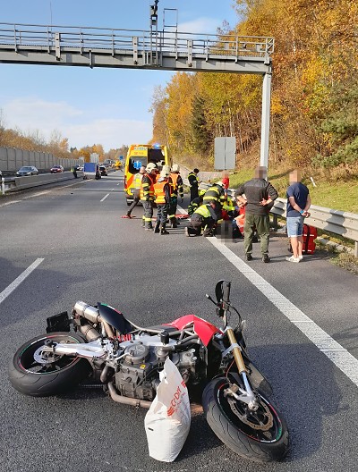 U Rádelského Mlýna došlo ke srážce osobního auta a motocyklu