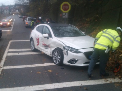 Na křižovatce jabloneckých ulic Skřivánčí a Vodní se srazila dvě auta