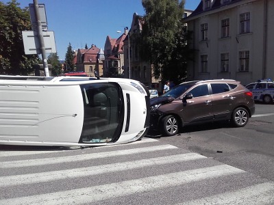 Po nedání přednosti se na jablonecké křižovatce střetla dvě vozidla