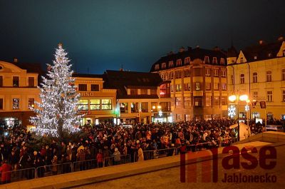 Obrazem: Rozsvícení vánočního stromu v Jablonci