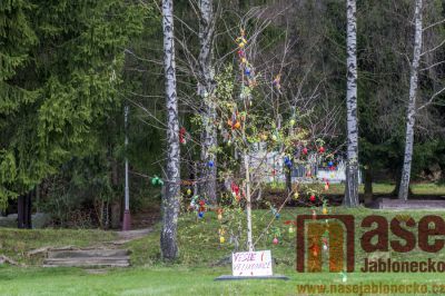 V Josefově Dole na návsi vyrostl strom plný jaternic a vajec