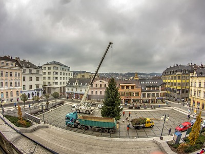 Vánoční strom už stojí na Mírovém náměstí v Jablonci