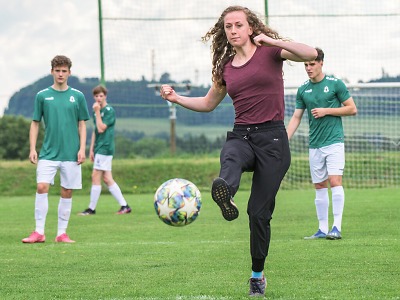 Autor foto:Valerián Spusta Ve Studenci oslavili nové kabiny mnoha zápasy, výkop měly biatlonistky