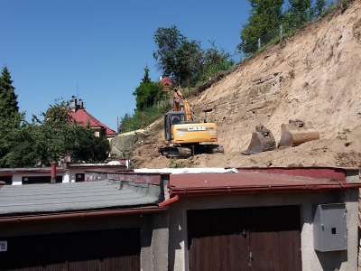 Svah v jablonecké ulici V Nivách zabezpečí nová zeď