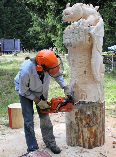 Při harrachovském dřevosochání vzniknou betlémské postavy či lavička