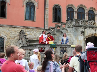 Konec května je na hradech a zámcích ve znamení dětí a císařpána