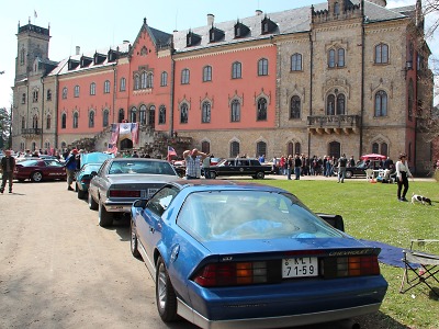 Na Sychrov se sjedou veteráni i příznivci Ludvíka René Rohana