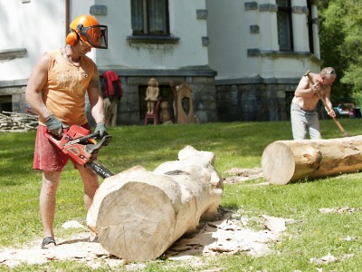 Dřevosochaři od pondělí tvoří v Riedelově vile pro Protrženou přehradu