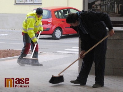 Sto a jeden nezaměstnaný budou uklízet ulice Jablonce