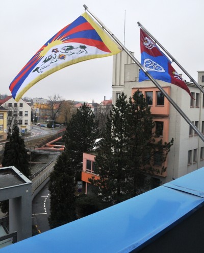 Počtvrté zavlaje tibetská vlajka nad sídlem Libereckého kraje