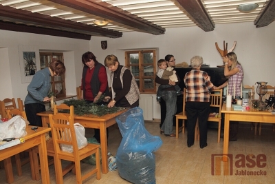 Výroba adventních věnců na Jablonecku