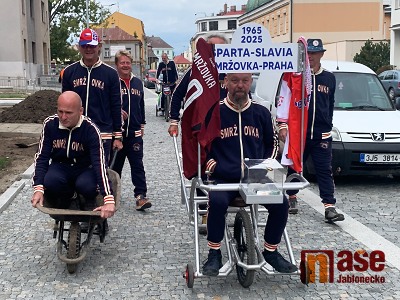 Po 60 letech fanoušci ze Smržovky jedou Trakařem na derby