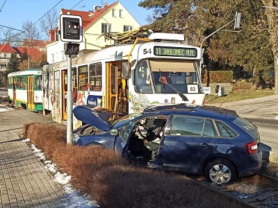 Ve Vratislavicích se srazila tramvaj s osobním autem