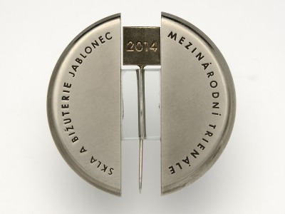 Trienále skla a bižuterie začalo předáním výstavních medailí