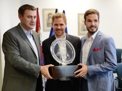 Vítězové fotbalového derby převzali od hejtmana trofej Král Ještědu