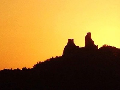 Oslavte léto na Troskách, třeba při západu slunce