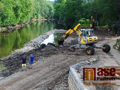 Pomocí vodního bagru rozšiřují v Turnově břehy Jizery