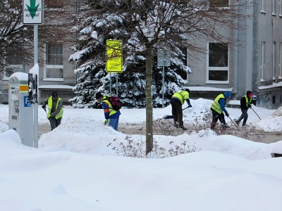 Příval sněhu v Jablonci odklízí technika i pracovníci VPP