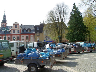 Krkonoše jsou opět čisté, nasbíraný odpad vystavili na náměstí ve Vrchlabí