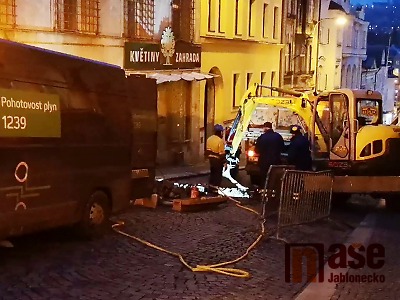VIDEO: Došlo k úniku plynu u Mírového náměstí v Jablonci