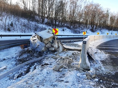 Kvůli havárii kamionu uzavřeli sjezd z dálnice D10 v blízkosti Ohrazenic
