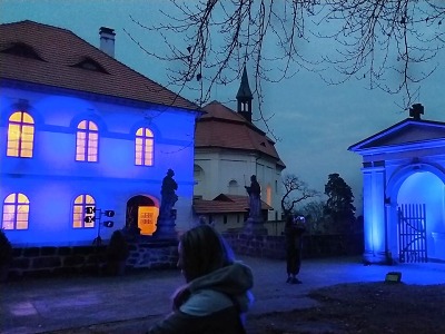 Viděli jste Valdštejn v modrém?