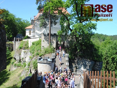 Dominanta hradu Valdštejna se už skví v novém hávu