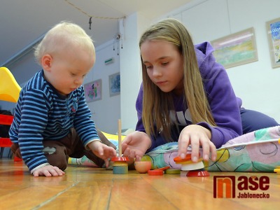 Při vánoční dílně ve Sněžence se tvořilo i dovádělo