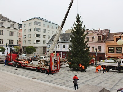 Vánoční strom před jabloneckou radnicí už stojí