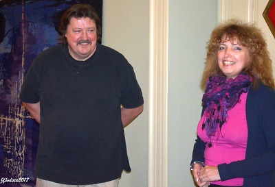 Obrazy a tapiserie vystavuje ve foyer divadla výtvarník Petr Kraus