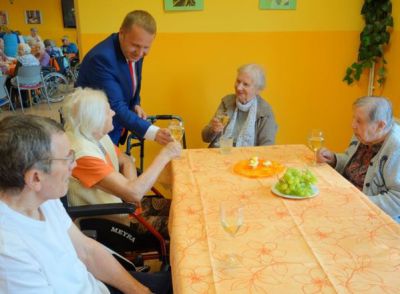 V domově důchodců ve Velkých Hamrech otevřeli minihřiště pro děti