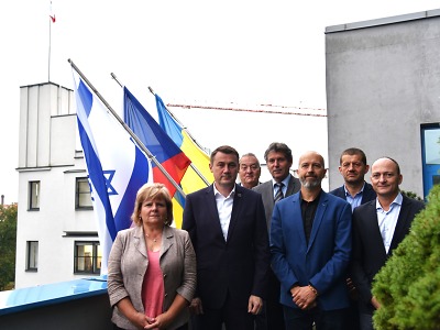 Na budově kraje visí na výraz podpory a solidarity vlajka Izraele