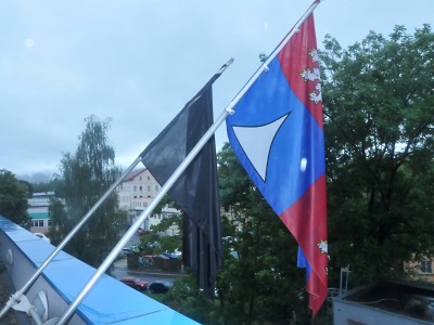 Na znamení úcty k padlým vojákům zavlály v sídle kraje černé prapory